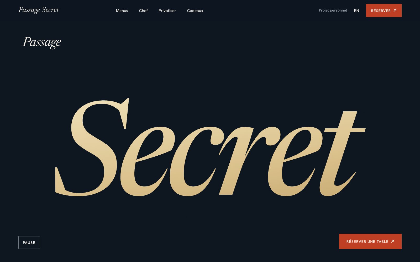 Accueil de la maquette : le mot Secret en grandes lettres crème et laiton sur fond bleu nuit, le bouton Réserver en rouge.