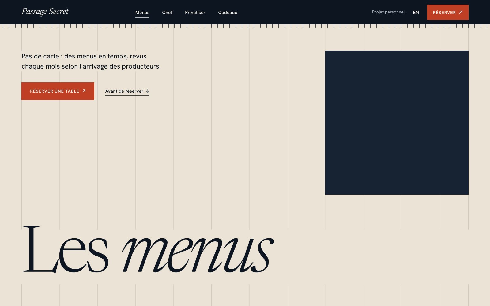 Page Menus de la maquette : une introduction, deux boutons, un cadre image et le titre Les menus en grand sur fond pierre.