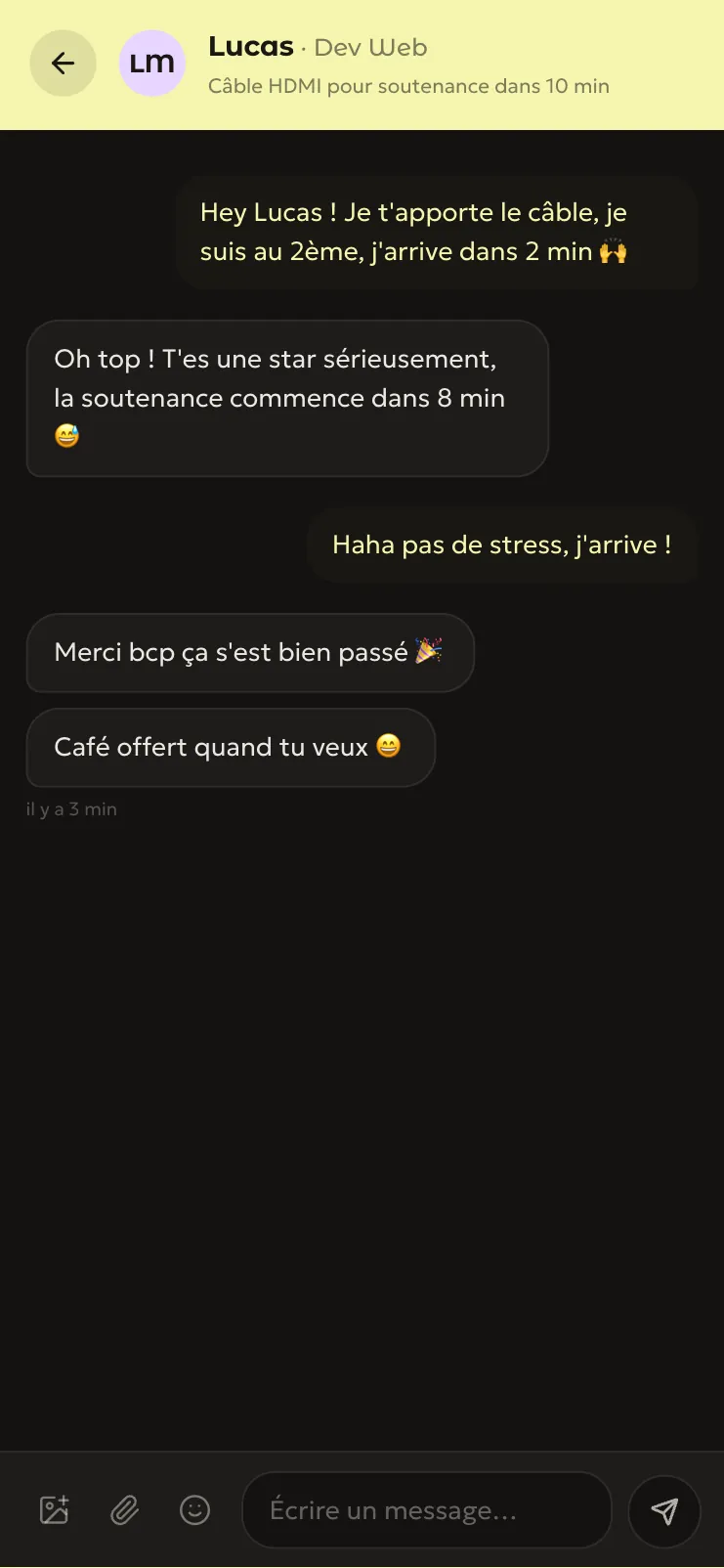 Une conversation dans Relay : un étudiant propose d'apporter un câble HDMI avant une soutenance, l'autre le remercie.